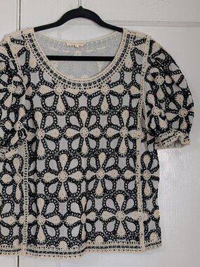 Solitaire Women's Large Embroidered Short Sleeve Top Floral Black & Cream Floral